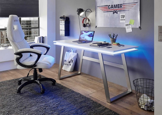 Bureau gamer avec plateau profond et passe-câbles